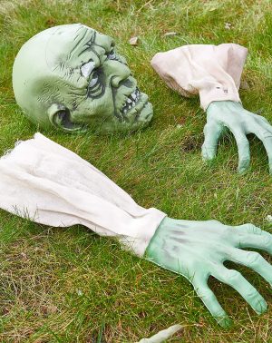 Prextex - Cara y Brazos de Zombi para Halloween con Estacas para Clavar en Césped Para el Mejor Cementerio de Halloween - Decoraciones Para Halloween